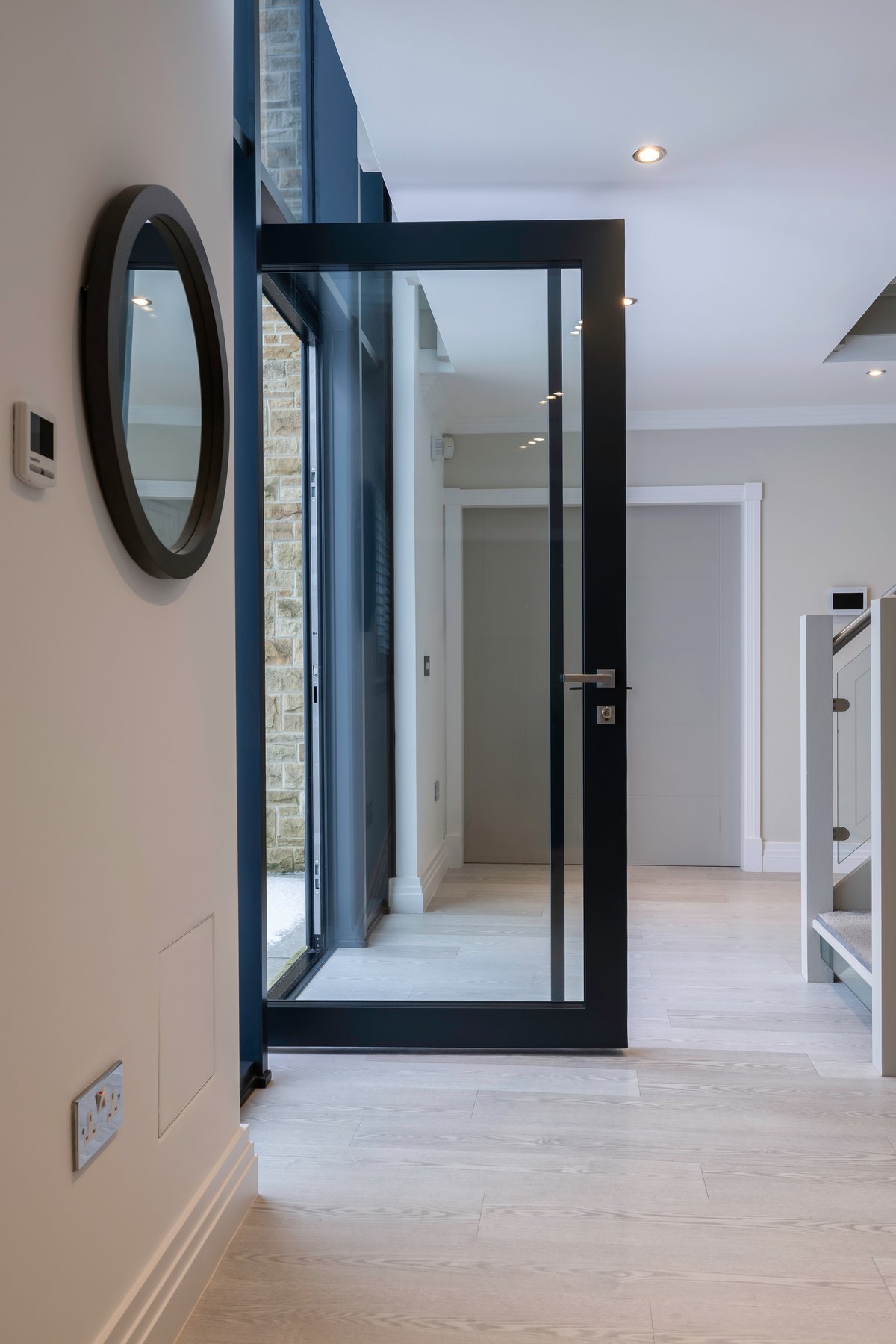 XL pivot door with clear glass and ES41 stainless steel bar handle